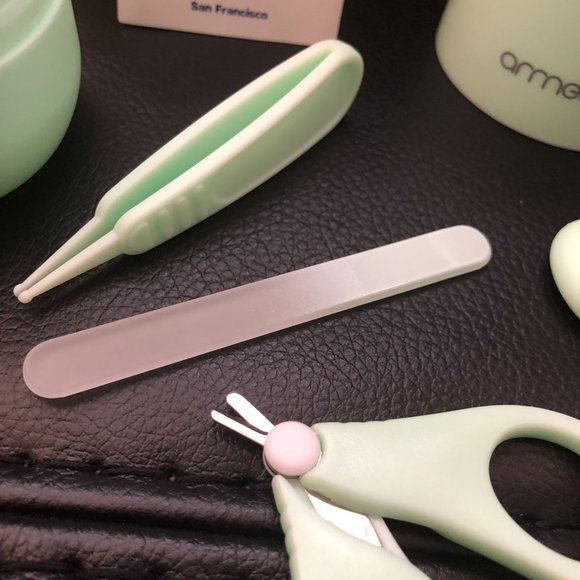 BABY 4-IN-1 NAIL CARE CLIPPER KIT. CLIPPERS, SCISSORS, FILE AND TWEEZER SET - Picture 7 of 10